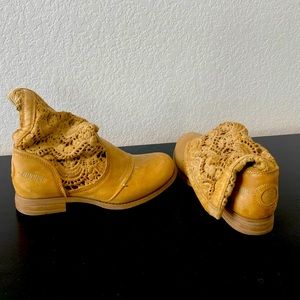 Bunker brand Beige Lace Booties Size 8 - runs big!